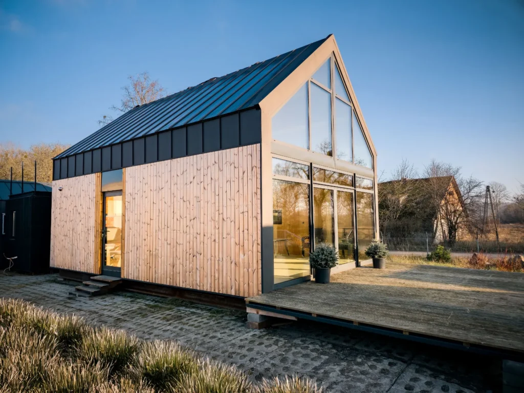 zdjęcie przedstawia modułowy dom jednorodzinny